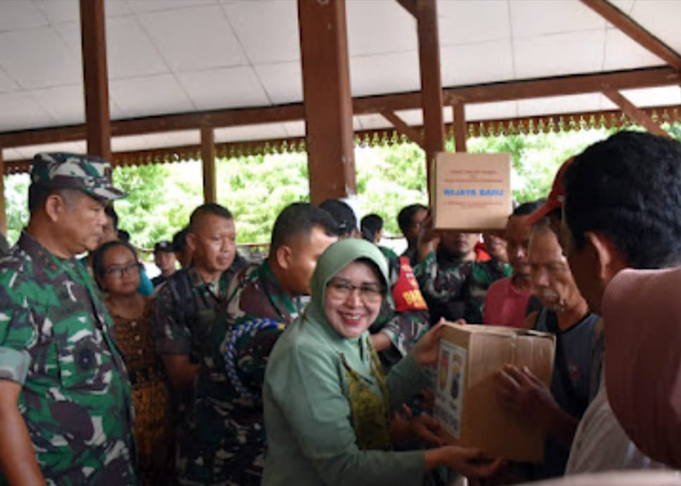 Tinjau Banjir, Pangdam IV Diponegoro Berikan Bantuan Kepada Masyarakat